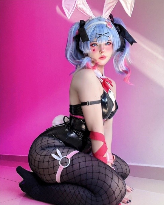 巴西小姐姐COS兔女郎初音未来：胶衣网袜 腰臀比惊人 巴西小姐姐 COS兔女郎 第12张