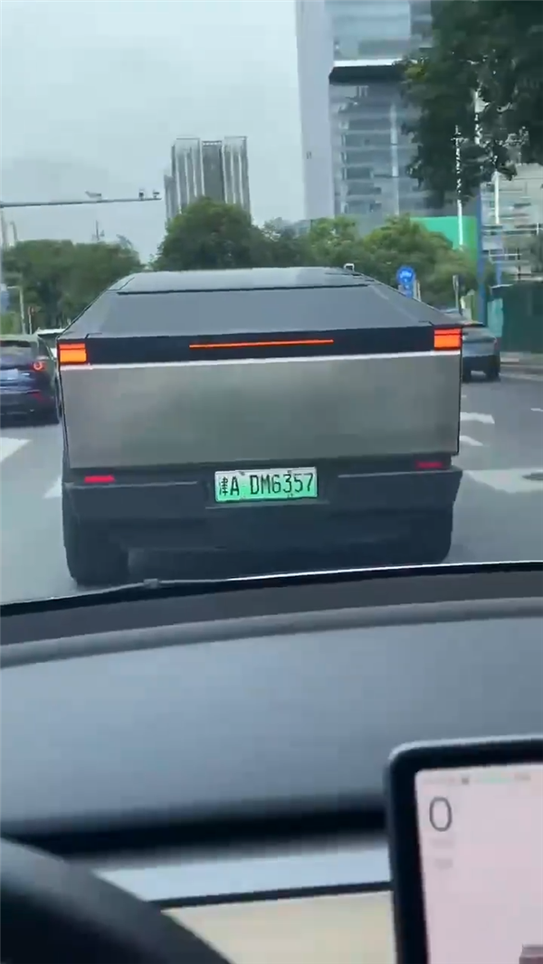 要卖350万！特斯拉Cybertruck现身天津街头：挂着绿牌 特斯拉Cybertruck 第1张
