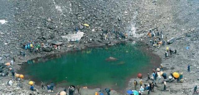 非洲“杀人湖”：一夜离奇死亡2000人，抽干湖水后，发现其中玄机  杀人湖 第1张