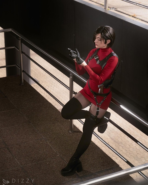 《生化危机4RE》超美Cos图赏：艾达王牵着忠犬里昂 生化危机4RE Cos 艾达王 第3张