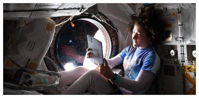 女宇航员在宇宙中，该如何处理排泄、生理期问题？怎么保护隐私？  女宇航员 第4张
