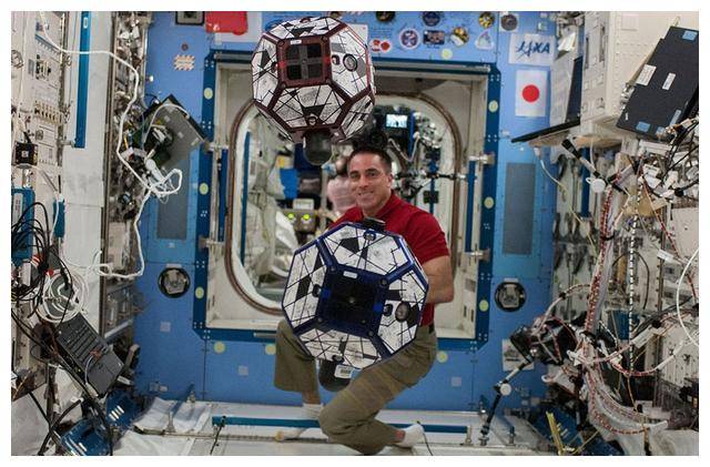 女宇航员在宇宙中，该如何处理排泄、生理期问题？怎么保护隐私？  女宇航员 第12张