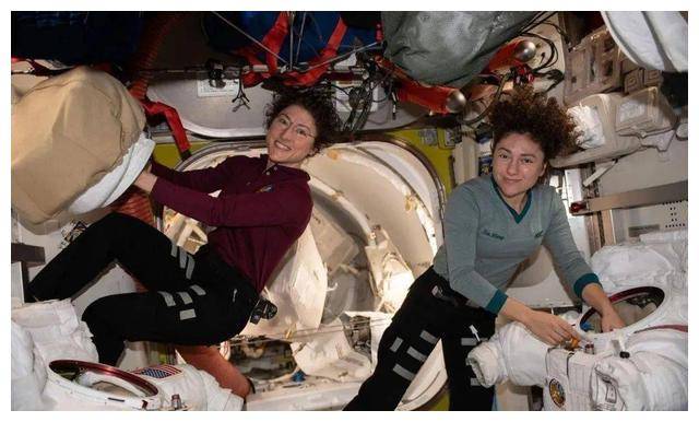 女宇航员在宇宙中，该如何处理排泄、生理期问题？怎么保护隐私？  女宇航员 第14张