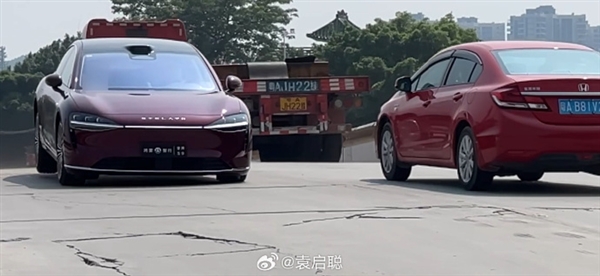 享界S9高速飞坡测试引争议 官方称有人动方向盘：测试者被禁言 若造谣可起诉我 享界S9高速飞坡测试 第2张
