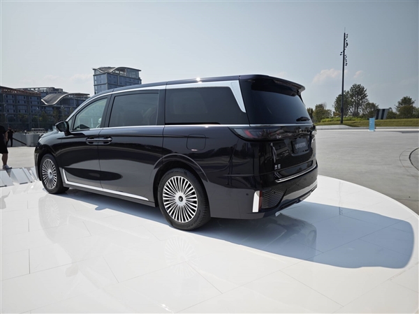 首款华为乾崑智驾MPV 全新岚图梦想家开售：34.99万起 华为乾崑智驾MPV 岚图梦想家 第8张