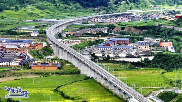成都到黄龙九寨沟动车今日发车：最快1小时39分到达 旅游方便多了 成都到黄龙九寨沟动车 第1张