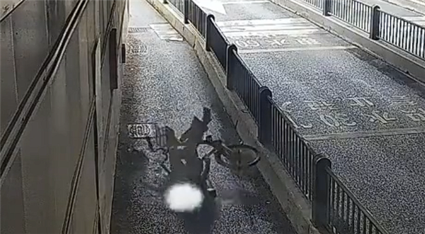 成都一女子拿手机骑单车摔倒：抢救无效后身亡 骑车 第2张
