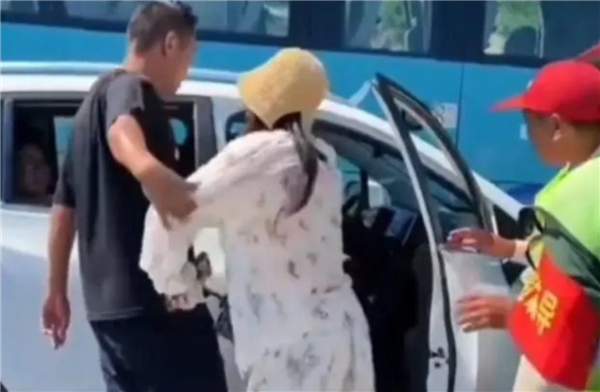 被打伤男子称将起诉逆行路虎女司机：专家称该追究女司机刑责 网友支持 逆行路虎女司机 第1张