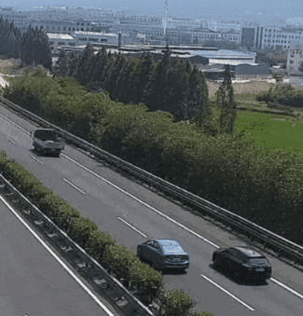 高速上刀片式超车撞上正常行驶小轿车 罚款200元 刀片式超车 第1张