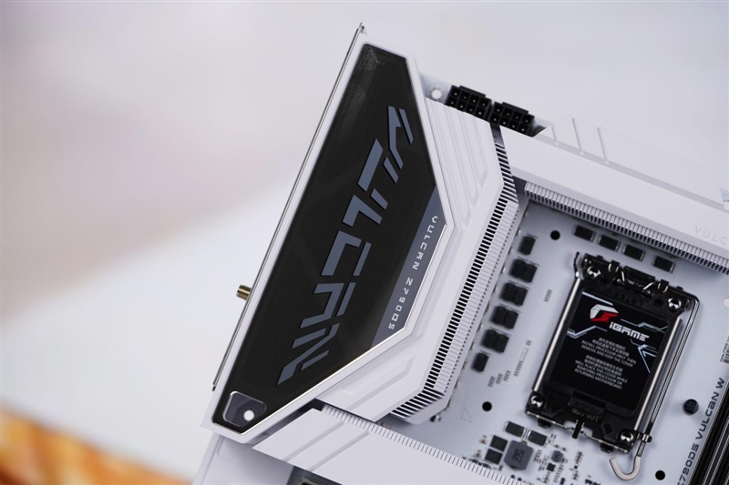 内地第一款对标三大旗舰的超频主板！七彩虹iGame Z790D5 VULCAN W白火神评测：外观性能都是满分 七彩虹iGame W白火神评测 第5张