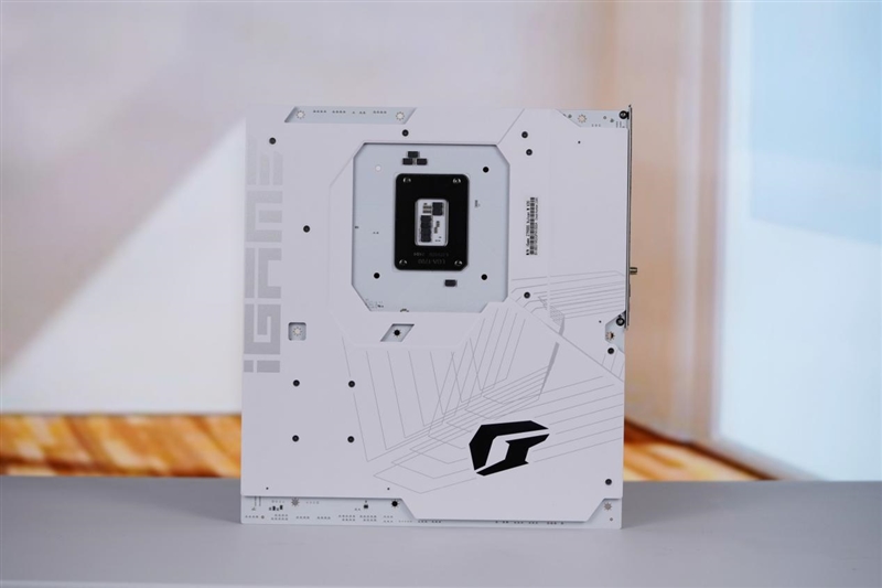 内地第一款对标三大旗舰的超频主板！七彩虹iGame Z790D5 VULCAN W白火神评测：外观性能都是满分 七彩虹iGame W白火神评测 第4张