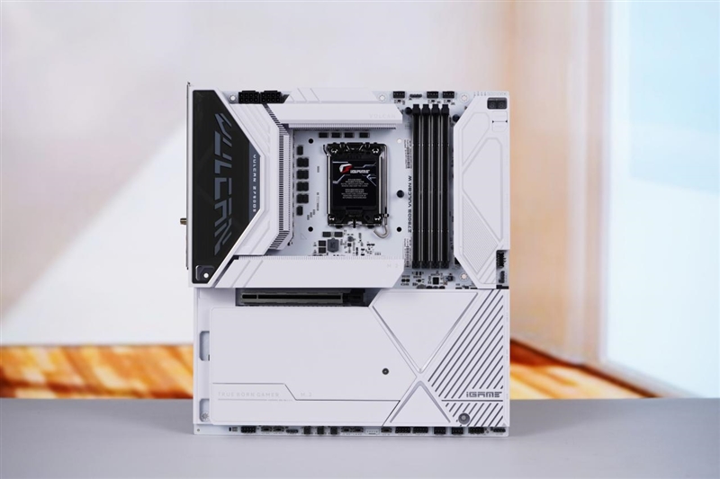 内地第一款对标三大旗舰的超频主板！七彩虹iGame Z790D5 VULCAN W白火神评测：外观性能都是满分 七彩虹iGame W白火神评测 第3张