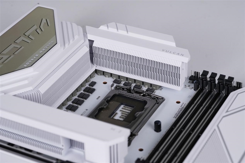内地第一款对标三大旗舰的超频主板！七彩虹iGame Z790D5 VULCAN W白火神评测：外观性能都是满分 七彩虹iGame W白火神评测 第6张