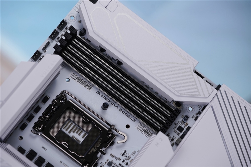 内地第一款对标三大旗舰的超频主板！七彩虹iGame Z790D5 VULCAN W白火神评测：外观性能都是满分 七彩虹iGame W白火神评测 第7张