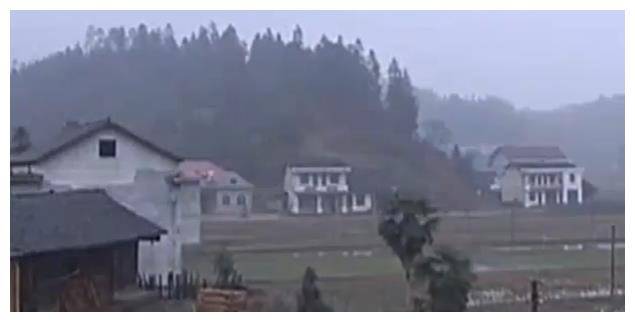 湖南山村怪事连连，半夜响起诡异的敲打声，游客外出发现吓人白影  湖南山村怪事 第1张
