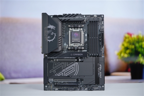 AMD锐龙9000新座驾！微星MPG X870E CARBON WiFi主板图赏 AMD锐龙9000 微星MPG WiFi主板 第1张