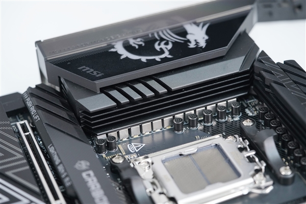 AMD锐龙9000新座驾！微星MPG X870E CARBON WiFi主板图赏 AMD锐龙9000 微星MPG WiFi主板 第7张