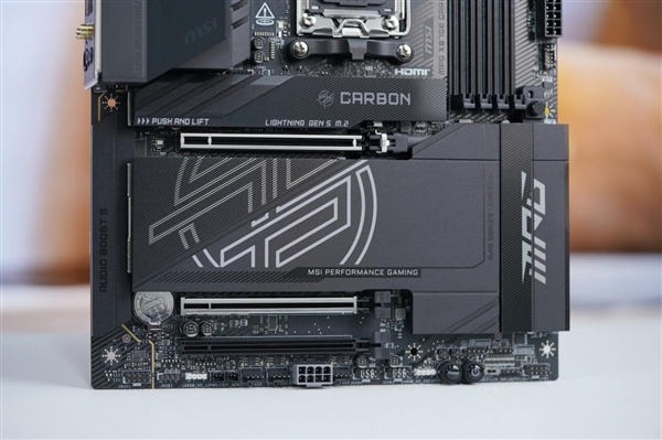 AMD锐龙9000新座驾！微星MPG X870E CARBON WiFi主板图赏 AMD锐龙9000 微星MPG WiFi主板 第12张