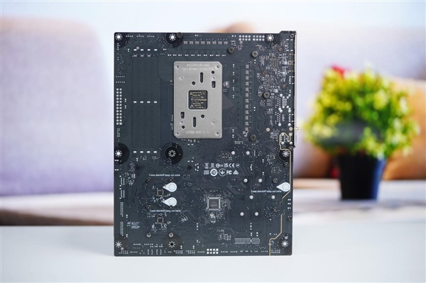AMD锐龙9000新座驾！微星MPG X870E CARBON WiFi主板图赏 AMD锐龙9000 微星MPG WiFi主板 第20张