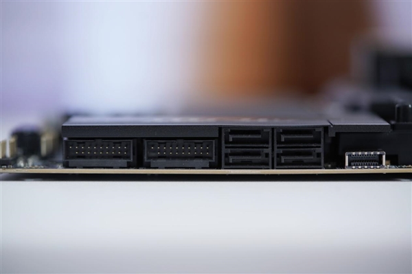 AMD锐龙9000新座驾！微星MPG X870E CARBON WiFi主板图赏 AMD锐龙9000 微星MPG WiFi主板 第23张