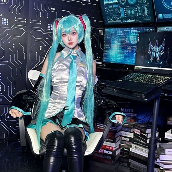 韩妹COS初音未来：丝袜胶衣大展偶像身材 韩妹 COS 初音未来 第2张