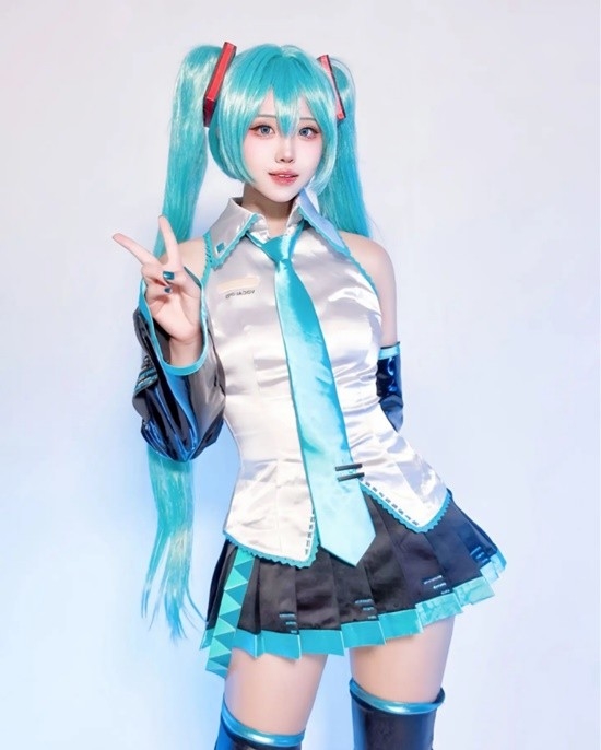 韩妹COS初音未来：丝袜胶衣大展偶像身材 韩妹 COS 初音未来 第1张