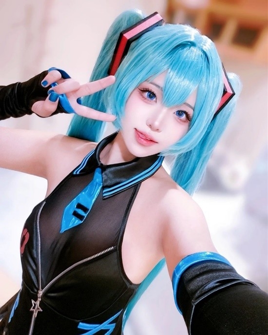 韩妹COS初音未来：丝袜胶衣大展偶像身材 韩妹 COS 初音未来 第4张