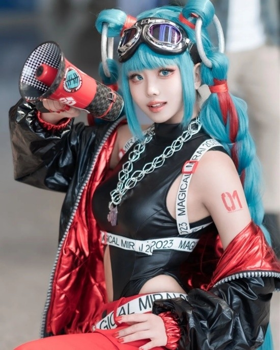 韩妹COS初音未来：丝袜胶衣大展偶像身材 韩妹 COS 初音未来 第11张