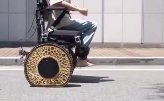 韩国研发出爬楼轮椅：可随地形变化自动变形 爬楼轮椅 第1张