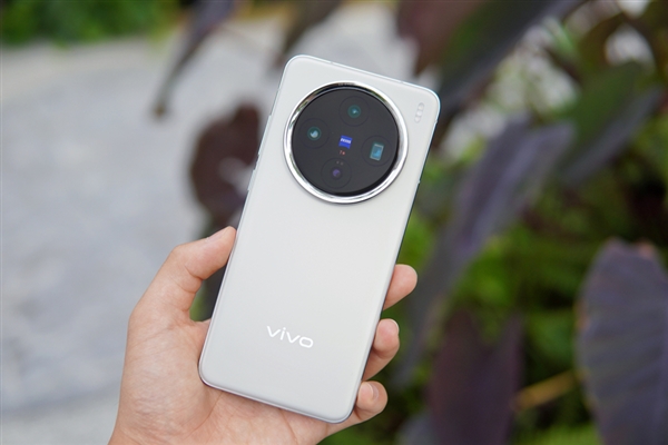 护眼/显示一绝！vivo X200系列首发蔡司大师色彩屏 vivo X200 第1张
