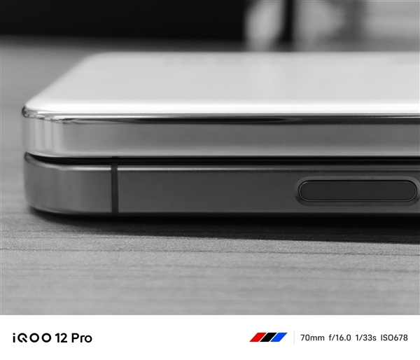 iQOO 13与iPhone 16 Pro Max同框：iQOO更薄更强电池更大 13 iPhone Max 第1张