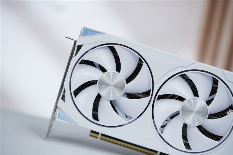 耕升RTX 5070踏雪OC显卡评测：性能优秀散热一流 还是颜值巅峰 5070踏雪OC显卡评测 第6张
