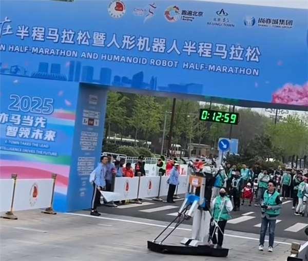 北京人形机器人比赛洋相百出 股民瑟瑟发抖:吹了半天是玩具 北京人形机器人比赛 第2张 北京人形机器人比赛洋相百出 股民瑟瑟发抖:吹了半天是玩具 北京人形机器人比赛 第2张