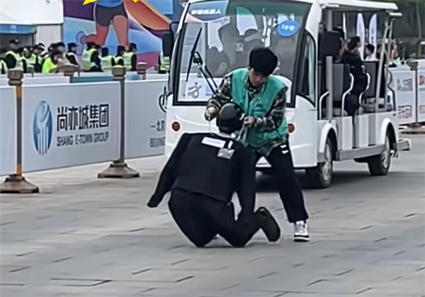 北京人形机器人比赛洋相百出 股民瑟瑟发抖:吹了半天是玩具 北京人形机器人比赛 第3张 北京人形机器人比赛洋相百出 股民瑟瑟发抖:吹了半天是玩具 北京人形机器人比赛 第3张