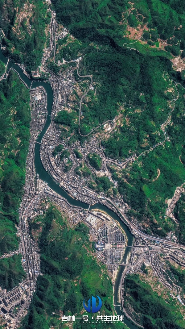 五一在家云游:卫星俯瞰华夏名山名湖、文化古镇 五一在家云游 第15张 五一在家云游:卫星俯瞰华夏名山名湖、文化古镇 五一在家云游 第15张