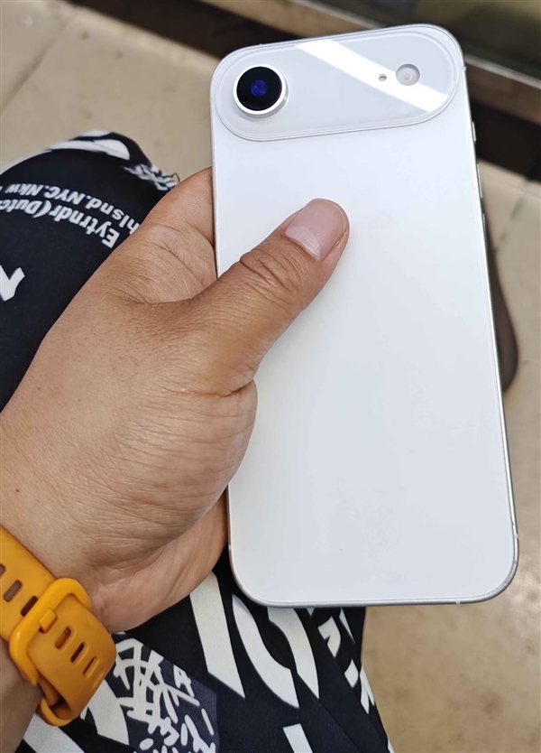 iPhone 17 Air设计致敬谷歌Pixel！谷歌发广告暗讽 Air 第3张