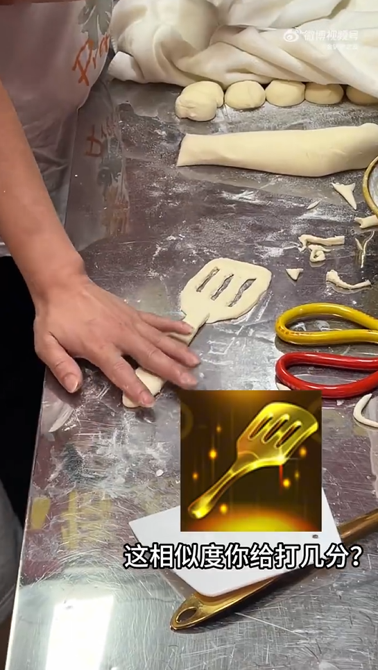 河南一老板制作铲子造型烧饼宠客 还原腾讯手游《金铲铲之战》装备 铲子造型烧饼 第2张 河南一老板制作铲子造型烧饼宠客 还原腾讯手游《金铲铲之战》装备 铲子造型烧饼 第2张