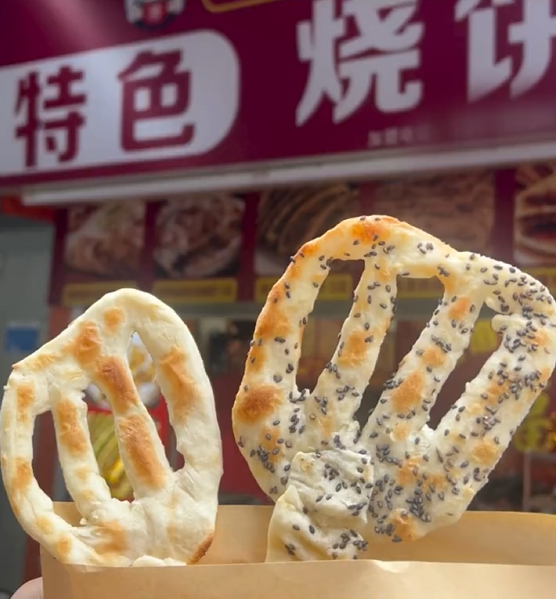 河南一老板制作铲子造型烧饼宠客 还原腾讯手游《金铲铲之战》装备 铲子造型烧饼 第3张 河南一老板制作铲子造型烧饼宠客 还原腾讯手游《金铲铲之战》装备 铲子造型烧饼 第3张