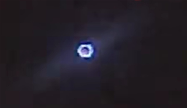 持续脉动发光!美国疑出现可变形UFO盘旋15分钟:专家释疑 UFO 第1张 持续脉动发光!美国疑出现可变形UFO盘旋15分钟:专家释疑 UFO 第1张