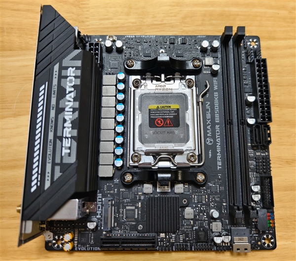 AMD平台首款B850迷你“背插主板”:PCIe x16插槽装在背面 B850主板 第1张 AMD平台首款B850迷你“背插主板”:PCIe x16插槽装在背面 B850主板 第1张