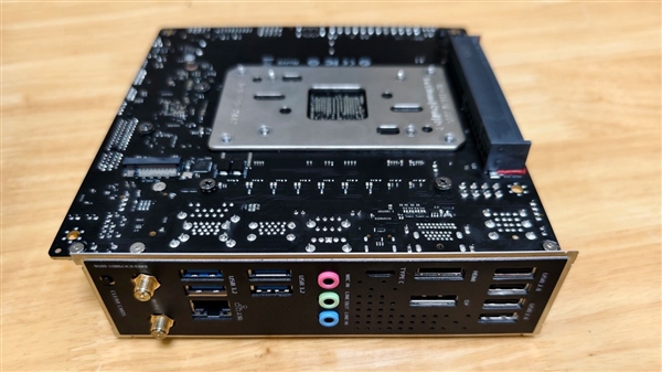 AMD平台首款B850迷你“背插主板”:PCIe x16插槽装在背面 B850主板 第2张 AMD平台首款B850迷你“背插主板”:PCIe x16插槽装在背面 B850主板 第2张
