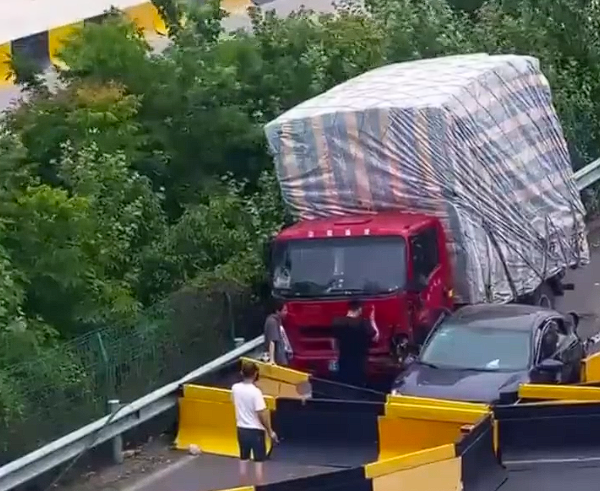 轿车高速上演“刀片超车”连累一旁货车:两车碰撞瞬间报废 刀片超车 第1张 轿车高速上演“刀片超车”连累一旁货车:两车碰撞瞬间报废 刀片超车 第1张
