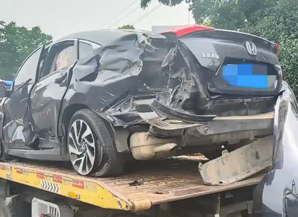轿车高速上演“刀片超车”连累一旁货车:两车碰撞瞬间报废 刀片超车 第2张 轿车高速上演“刀片超车”连累一旁货车:两车碰撞瞬间报废 刀片超车 第2张