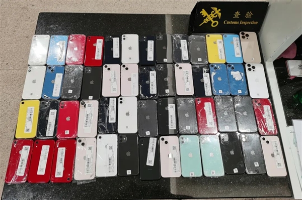 一男子身穿手机“铠甲”入境被查：全身裹满52部旧iPhone 男子身穿手机铠甲 第2张