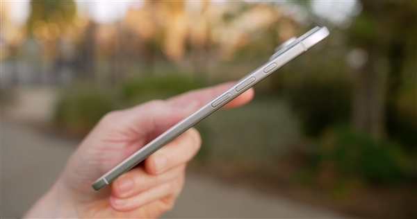 苹果为极致轻薄妥协太多:iPhone 17 Air前摄被迫挪位 iPhone Air 第1张 苹果为极致轻薄妥协太多:iPhone 17 Air前摄被迫挪位 iPhone Air 第1张