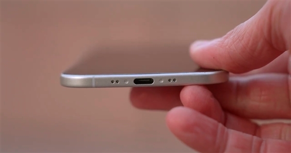 苹果为极致轻薄妥协太多:iPhone 17 Air前摄被迫挪位 iPhone Air 第4张 苹果为极致轻薄妥协太多:iPhone 17 Air前摄被迫挪位 iPhone Air 第4张