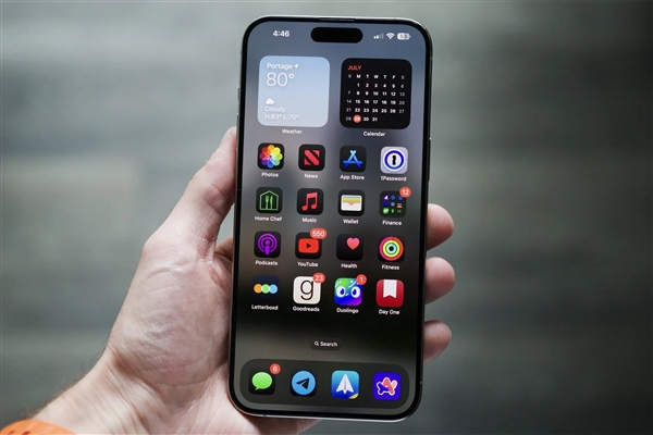 iPhone 17 Pro/Pro Max对比：Pro Max变得更厚 苹果最厚超大杯 Max对比 第2张