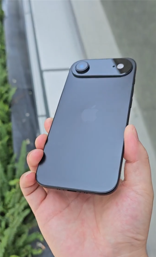 5.5mm史上最薄苹果手机！iPhone 17 Air最新机模上手 iPhone Air 第1张