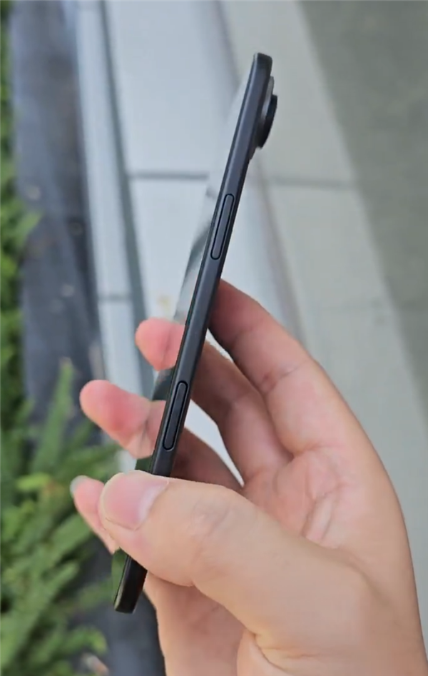 5.5mm史上最薄苹果手机！iPhone 17 Air最新机模上手 iPhone Air 第2张