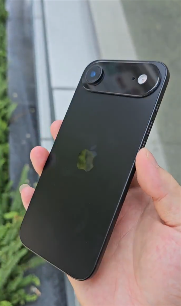 5.5mm史上最薄苹果手机！iPhone 17 Air最新机模上手 iPhone Air 第3张